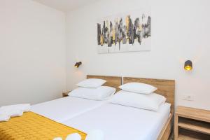 Apartments with parking space Vodice - 23894