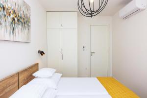 Apartments with parking space Vodice - 23894