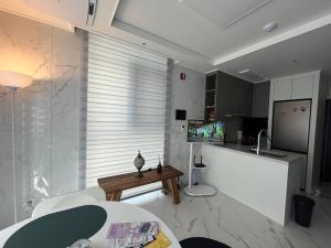 Explore Seoul on Foot lll Market to Palace lll Heart of the City