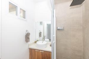 Snowbird Family Friendly Ready Stay in West End