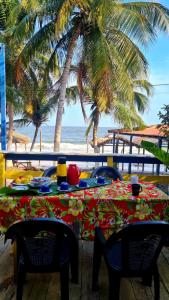 Chalé com deck de frente à praia do Vai-Quem-Quer