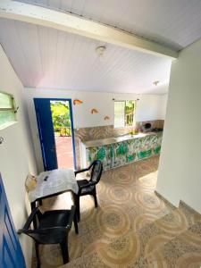 Chalé com deck de frente à praia do Vai-Quem-Quer