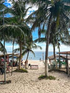 Chalé com deck de frente à praia do Vai-Quem-Quer