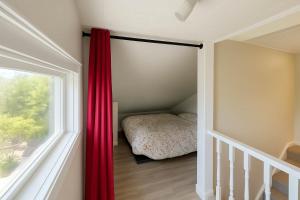 Quaint Attic Suite with Heated Pool Year-Round