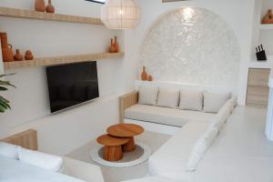 Villa Dawnhaven - 3BR Modern Enclosed Berawa Villa 4min to Beach