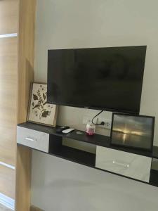 Brand new!! A City lights Studio at Congressional Ave - CTC 2