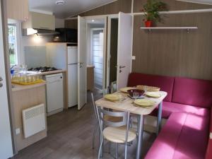 Campings Mobil-home confortable avec terrasse pour 4 personnes a Meyrueis - API-1-52-181 : Mobile Home