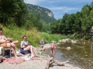Campings Mobil-home confortable avec terrasse pour 4 personnes a Meyrueis - API-1-52-181 : photos des chambres