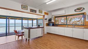 Kellidie Bliss Is Coffin Bays Touch Of Paradise - Perfect Couples Retreat