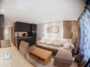 Studio rénové centre-ville Val-dIsère avec balcon - FR-1-518-167