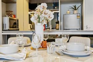 Crème de la Crème -Sweet Stay on BNE Casino w Car