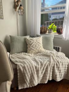 Neighborhood Apt-walk to Train-McLean Ave, 30mins to NYC