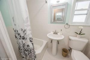 Neighborhood Apt-walk to Train-McLean Ave, 30mins to NYC