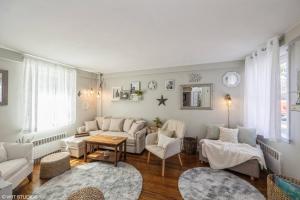 Neighborhood Apt-walk to Train-McLean Ave, 30mins to NYC