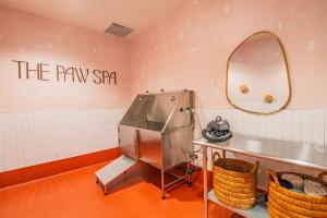 Vibrant City Stay 2BR High Rise with Pool & Gym