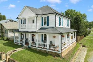Sleep 10 * in this historic home in state streets