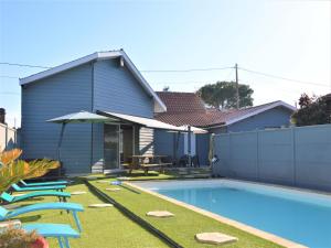 Maisons de vacances Holiday Home in La Teste with Pool & BBQ : photos des chambres