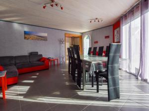 Maisons de vacances Holiday Home in La Teste with Pool & BBQ : photos des chambres