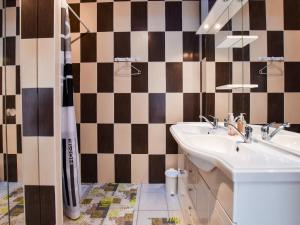 Maisons de vacances Holiday Home in La Teste with Pool & BBQ : photos des chambres