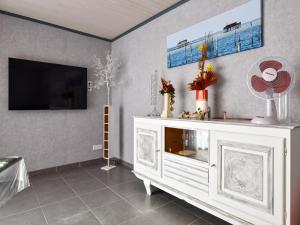 Maisons de vacances Holiday Home in La Teste with Pool & BBQ : photos des chambres