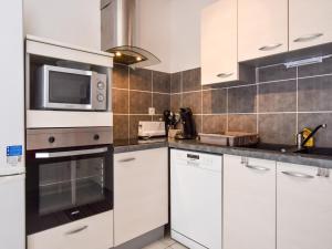 Maisons de vacances Holiday Home in La Teste with Pool & BBQ : photos des chambres