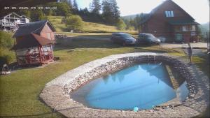 Lisoviy Zatyshok, z vidkrutum litnim baseynom,чан-джакузі