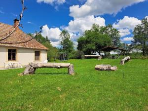 Maisons de vacances Holiday Home in Vieure near Lake : photos des chambres