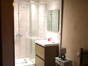 Maisons de vacances Holiday Home in Rueyres with Private Pool : Maison de Vacances 3 Chambres 
