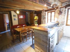 Maisons de vacances Holiday Home in Rueyres with Private Pool : photos des chambres