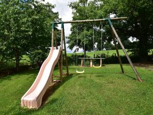 Maisons de vacances Holiday Home in Rueyres with Private Pool : photos des chambres