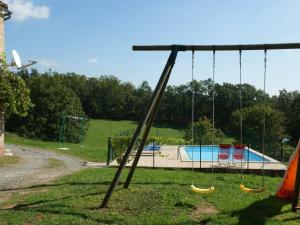 Maisons de vacances Holiday Home in Rueyres with Private Pool : photos des chambres
