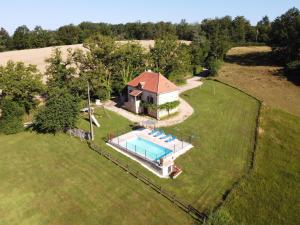 Maisons de vacances Holiday Home in Rueyres with Private Pool : photos des chambres