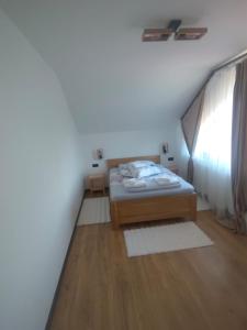 Pensiunea Farmecul Naturii și căsuțe individuale de închiriat Colibița