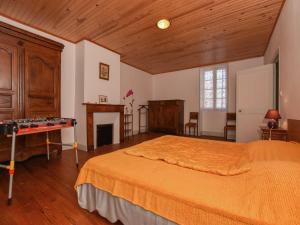 Maisons de vacances Castle in Montfaucon near Dordogne Canoeing : photos des chambres