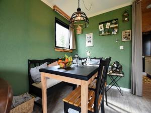 Chalet with balcony in Veluwe