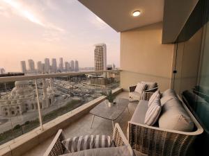 SOLARTE Luxe - New Large 2BR - Marina Promenade - Sea Views - Super King Bed & Workspace