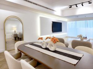 SOLARTE Luxe - New Large 2BR - Marina Promenade - Sea Views - Super King Bed & Workspace