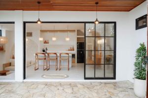 Villa Duskhaven - Modern Enclosed 3BR Villa Berawa 4min To Beach