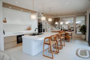 Villa Duskhaven - Modern Enclosed 3BR Villa Berawa 4min To Beach