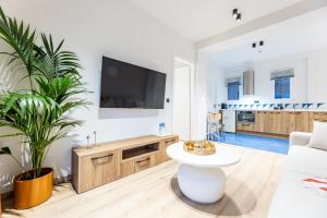 Modern 2BD Apartment Steps Away from Acropolis by Lumen Living