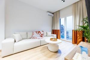 Modern 2BD Apartment Steps Away from Acropolis by Lumen Living