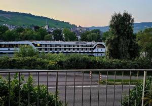 Elegant Apartment with Direct River View, Balcony and Parking in Bernkastel-Kues