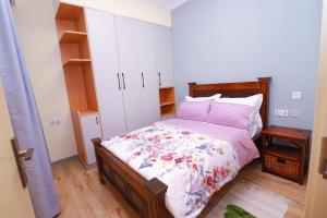 spacious luxury apartment with amazing scenic views heated swimming pool , fully equipped gym,private parking space and proximity to major shopping malls