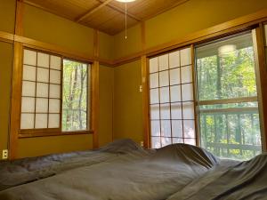 Forest Paw北軽井沢 広大な庭とウッドデッキのログハウス 専用キッズスペース 庭でのアスレチックやクワガタ採集