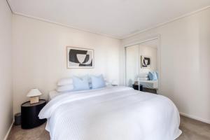 Modern Nomads Summit Southbank Sleek 2BR Resort Living with Gym and Pool