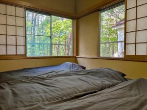 Forest Paw北軽井沢 広大な庭とウッドデッキのログハウス 専用キッズスペース 庭でのアスレチックやクワガタ採集