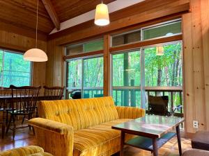 Forest Paw北軽井沢 広大な庭とウッドデッキのログハウス 専用キッズスペース 庭でのアスレチックやクワガタ採集