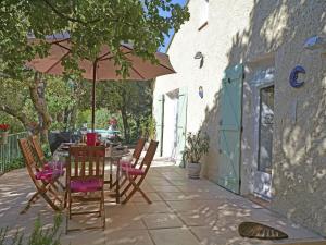 Maisons de vacances Villa in Gareoult with Private Pool : photos des chambres