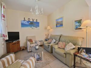 Maisons de vacances Villa in Gareoult with Private Pool : photos des chambres