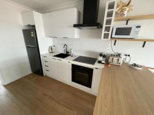 Oceanic Escape Top Floor 2 mins from beach